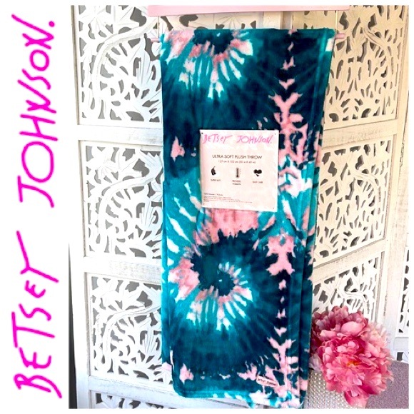 Betsey Johnson Other - 🔥🔥🆕💋BETSEY JOHNSON💋TIE DYE ULTRA SOFT PLUSH THROW/BLANKET